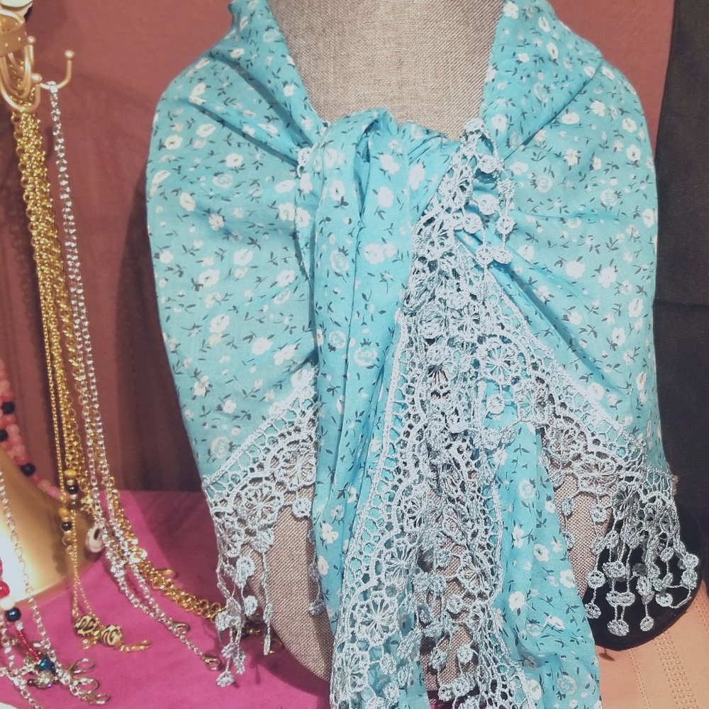 Blue and white daisy shoulder wrap